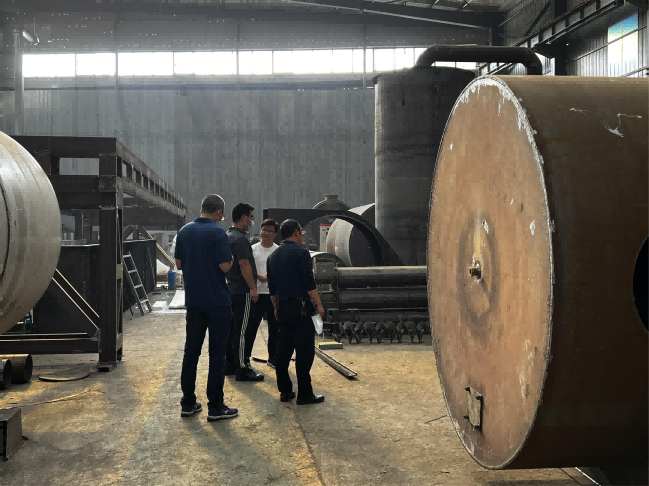 業(yè)務經理為客戶詳細介紹炭化設備配套設備