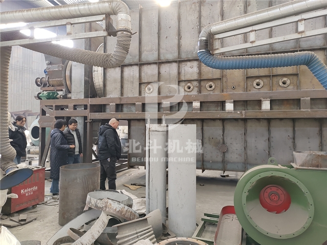 客戶(hù)這次參觀(guān)木材炭化設(shè)備為將來(lái)合作奠定了基礎(chǔ)