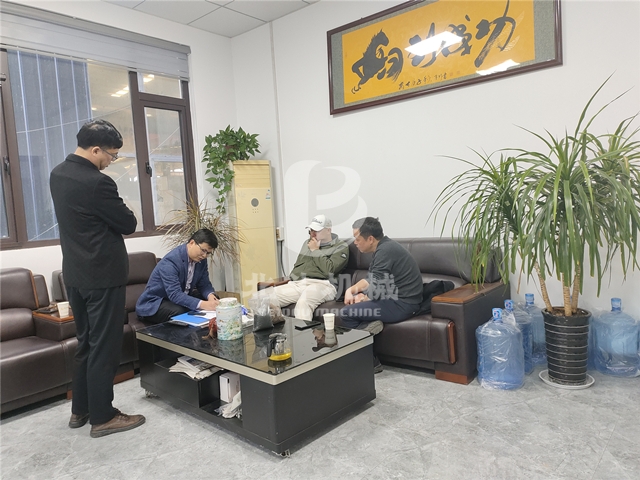 客戶(hù)探訪(fǎng)北斗機(jī)械的餐廚垃圾炭化設(shè)備生產(chǎn)基地